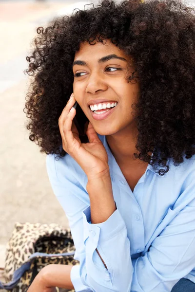 Крупный План Портрета Счастливой Черной Женщины Разговаривающей Мобильному Телефону Снаружи — стоковое фото