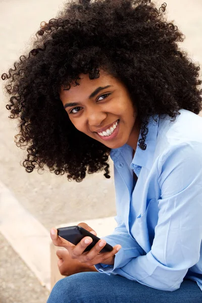 Primer Plano Retrato Hermosa Joven Negro Chica Sentado Fuera Con —  Fotos de Stock