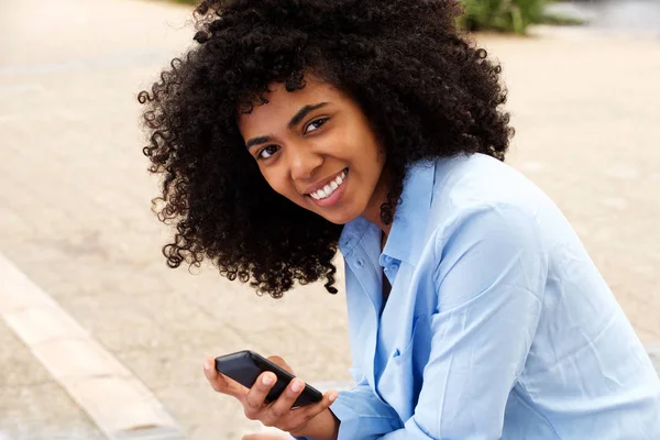 Retrato Cerca Atractiva Chica Afroamericana Joven Relajándose Afuera Con Teléfono —  Fotos de Stock
