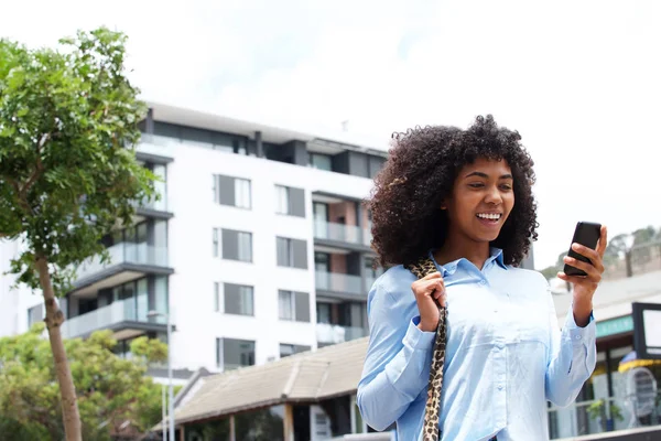 Retrato Una Atractiva Joven Negra Caminando Con Teléfono Inteligente Afuera —  Fotos de Stock