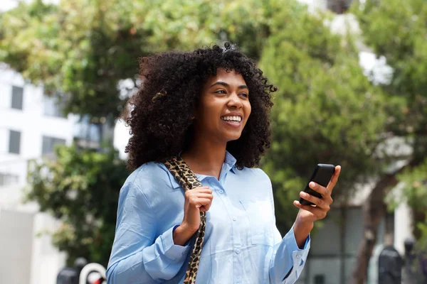 Dışarıda Hareket Eden Telefon Ile Yürüyüş Afro Amerikan Kız Öğrencinin — Stok fotoğraf
