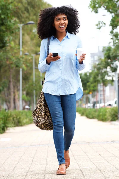 Portrait Complet Heureuse Jeune Femme Afro Américaine Marchant Extérieur Avec — Photo