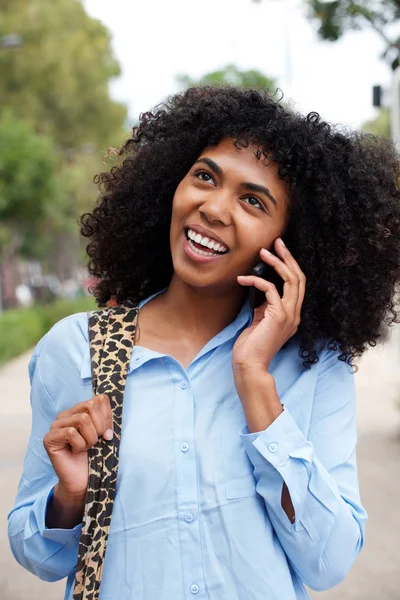 Retrato Mujer Joven Feliz Caminando Hablando Teléfono Móvil Fuera —  Fotos de Stock