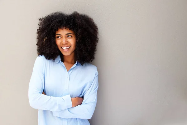 Portret Van Gelukkige Jonge Afrikaanse Amerikaanse Vrouw Zoek Weg Lachen — Stockfoto