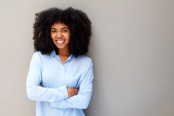 Portrét Šťastné Mladé Afroamerické Ženy Úsměvem Šedém Pozadí Područkami Překřížené — Stock fotografie