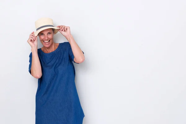 Portrait Femme Âgée Heureuse Riant Avec Chapeau Contre Mur Blanc — Photo