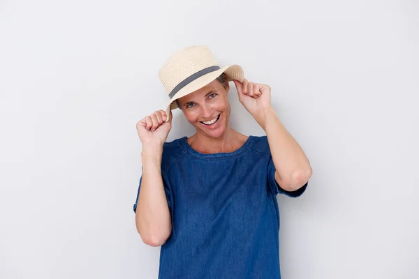 Retrato Mulher Mais Velha Feliz Rindo Com Chapéu Contra Fundo — Fotografia de Stock