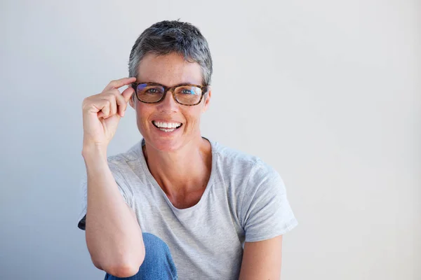 Primer Plano Retrato Una Hermosa Mujer Mayor Sonriendo Con Gafas —  Fotos de Stock