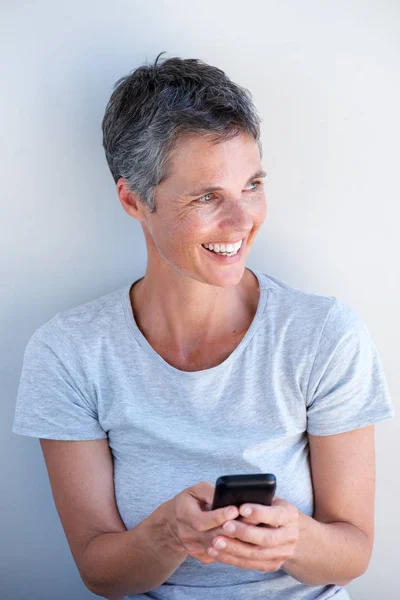 Retrato Una Mujer Mayor Sonriente Sosteniendo Teléfono Móvil Las Manos —  Fotos de Stock