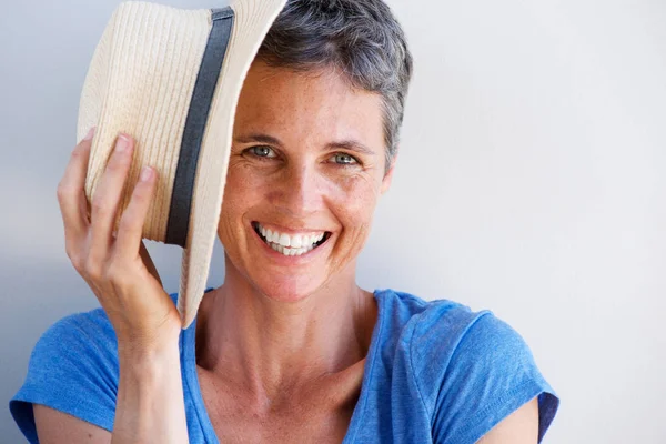 Close Retrato Mulher Madura Sorridente Com Chapéu Contra Parede Branca — Fotografia de Stock