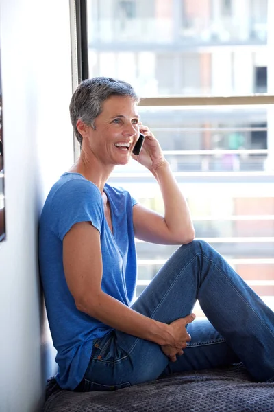 Stronie Portret Szczęśliwy Średnim Wieku Kobiety Rozmowy Telefon Komórkowy Przez — Zdjęcie stockowe