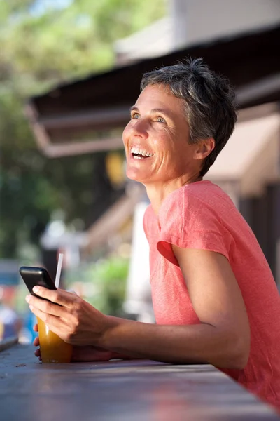 Retrato Mulher Meia Idade Sentada Lado Fora Com Telefone Celular — Fotografia de Stock