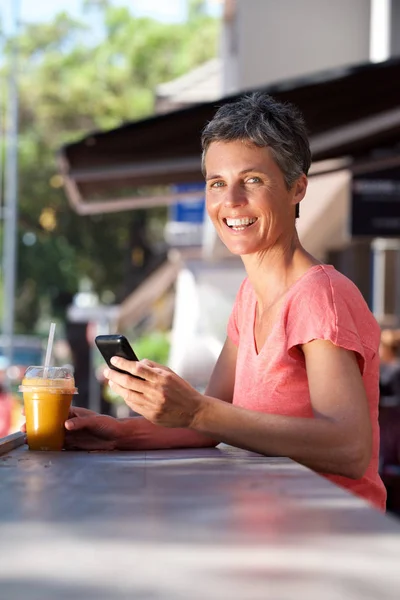 Портрет Счастливой Женщины Среднего Возраста Сидящей Снаружи Мобильным Телефоном Напитком — стоковое фото
