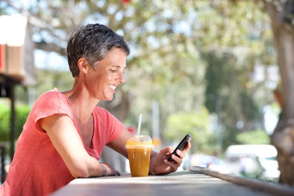 Retrato Una Mujer Mayor Feliz Sentada Afuera Con Teléfono Móvil —  Fotos de Stock