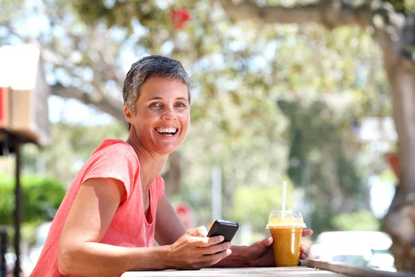 Retrato Una Mujer Mayor Sonriente Sentada Afuera Con Teléfono Móvil — Foto de Stock