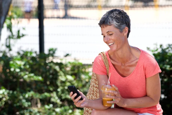 Retrato Mujer Madura Feliz Sentada Aire Libre Con Bebida Uso —  Fotos de Stock