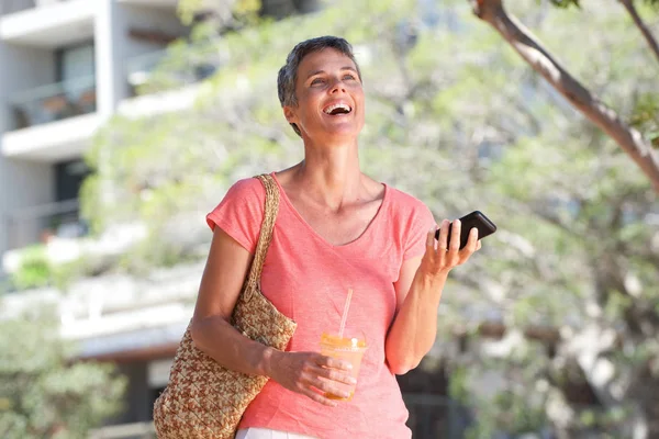 Retrato Mujer Feliz Caminando Aire Libre Con Bebida Teléfono Móvil — Foto de Stock