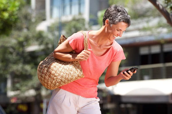 Retrato Mujer Feliz Caminando Aire Libre Con Teléfono Celular — Foto de Stock