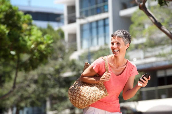 Retrato Mujer Feliz Caminando Afuera Con Teléfono Celular — Foto de Stock