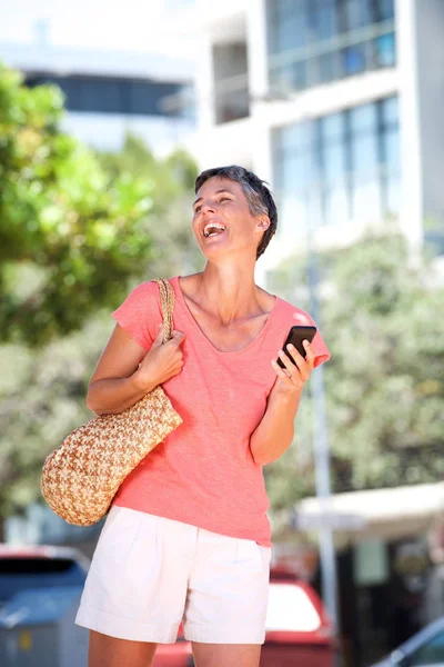 Retrato Una Mujer Mayor Caminando Riendo Afuera Con Teléfono Celular — Foto de Stock