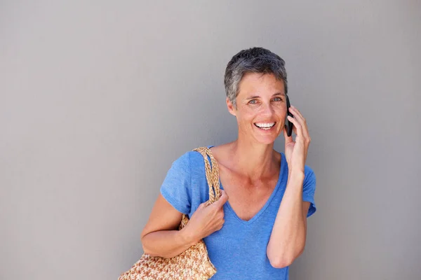 Cep Telefonu Üzerinde Konuşurken Çekici Yaşlı Kadın Portresi — Stok fotoğraf