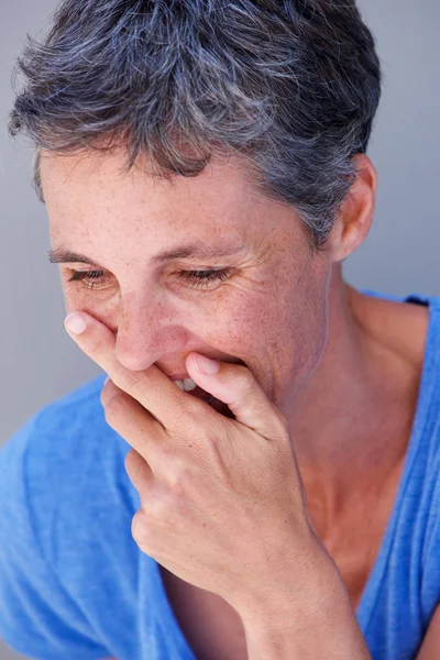 Närbild Porträtt Äldre Kvinna Som Skrattar Med Hand Som Täcker — Stockfoto