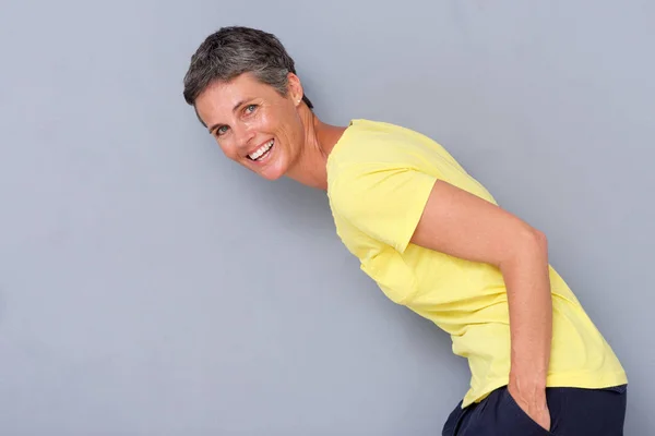 Retrato Mulher Mais Velha Feliz Rindo Contra Fundo Cinza — Fotografia de Stock