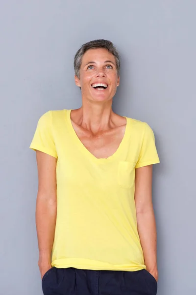 Retrato Mujer Mayor Feliz Riendo Por Pared Gris —  Fotos de Stock