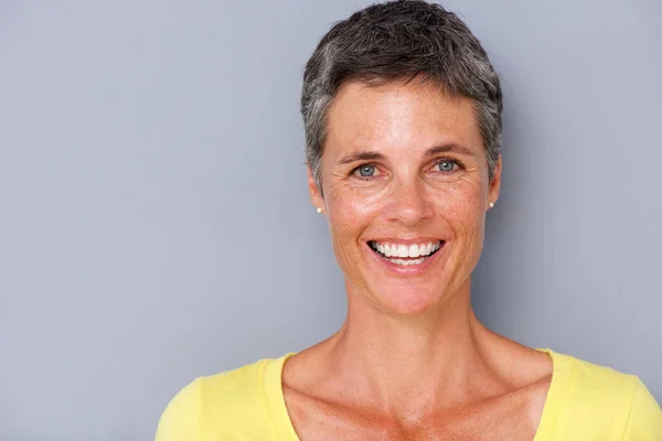 Primer Plano Retrato Mujer Atractiva Mediana Edad Sonriendo Sobre Fondo —  Fotos de Stock