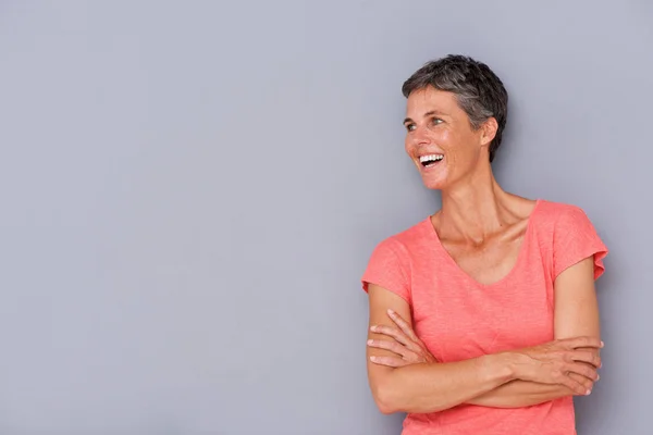 Portrait Femme Âgée Riante Contre Mur Gris — Photo