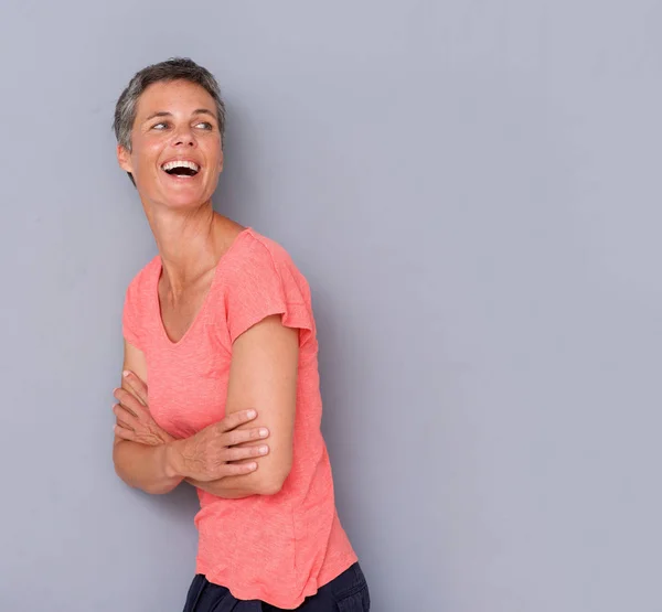 Retrato Mulher Atraente Meia Idade Rindo Contra Parede Cinza — Fotografia de Stock