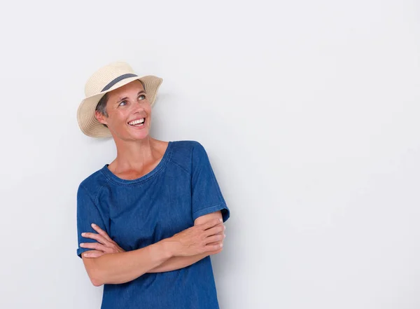 Retrato Mulher Meia Idade Sorridente Contra Parede Branca Com Chapéu — Fotografia de Stock