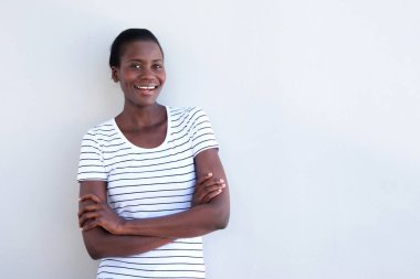 Afrikalı-Amerikalı kadın kolları beyaz arka plan üzerinde çarpı işareti olan gülümseyen portresi