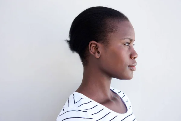 Imagen Perfil Joven Mujer Negra Contra Pared Blanca — Foto de Stock