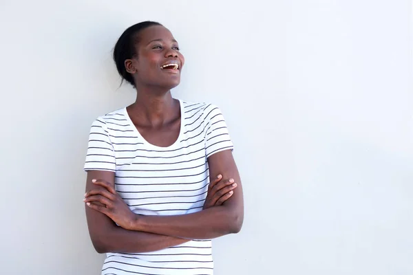 Retrato Mulher Afro Americana Feliz Rindo Com Braços Cruzados Pela — Fotografia de Stock