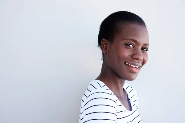 Primer Plano Retrato Mujer Afroamericana Sonriendo Por Fondo Gris —  Fotos de Stock