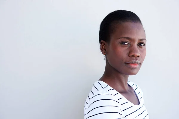 Primer Plano Retrato Atractiva Joven Mujer Negra Con Expresión Seria — Foto de Stock