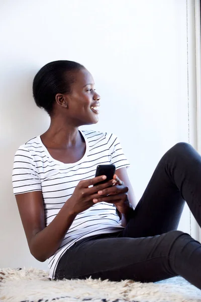 Porträtt Unga Afrikanska Kvinna Sitter Avslappnad Hemma Med Mobiltelefon — Stockfoto