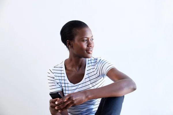 Porträtt Unga Afrikanska Kvinna Sitter Med Mobiltelefonen Och Tittar Bort — Stockfoto