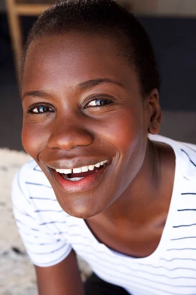 Primer Plano Retrato Hermosa Mujer Africana Sonriendo Mirando Hacia Arriba —  Fotos de Stock