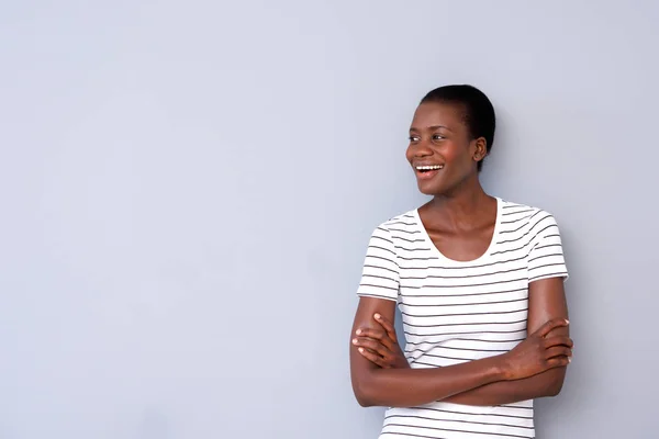 Retrato Jovem Senhora Africana Feliz Com Braços Cruzados Olhando Para — Fotografia de Stock