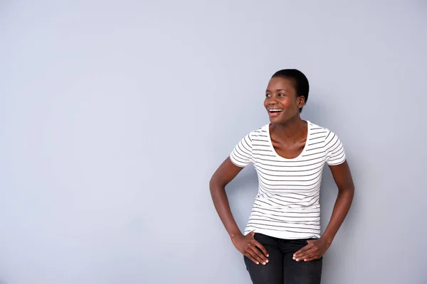 Porträt Einer Eleganten Jungen Afrikanerin Die Vor Grauem Hintergrund Wegschaut — Stockfoto