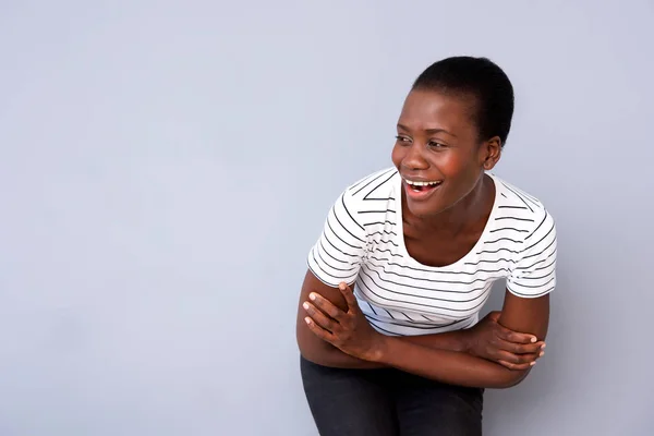 Porträtt Afrikanska Amerikanska Damen Skrattar Med Armar Korsade Och Tittar — Stockfoto
