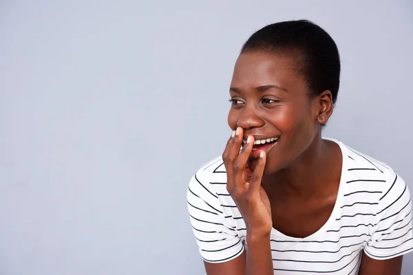 Närbild Porträtt Afroamerikanska Kvinna Ler Med Handen Som Täcker Munnen — Stockfoto