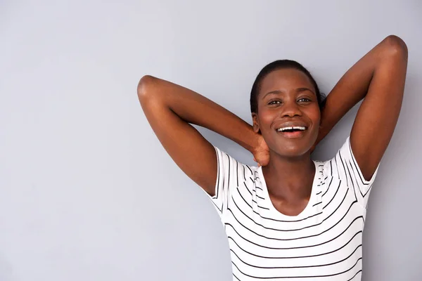 Close Retrato Jovem Mulher Africana Com Mãos Atrás Cabeça Sorrindo — Fotografia de Stock