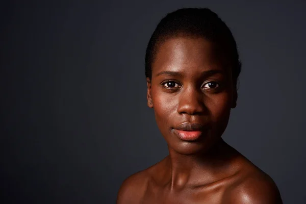 Close Retrato Bela Mulher Africana Olhando Para Câmera Com Ombros — Fotografia de Stock