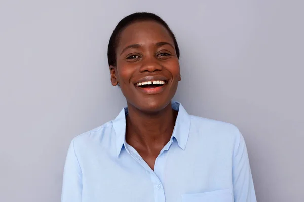 Primer Plano Retrato Alegre Mujer Negra Riendo Sobre Fondo Gris —  Fotos de Stock