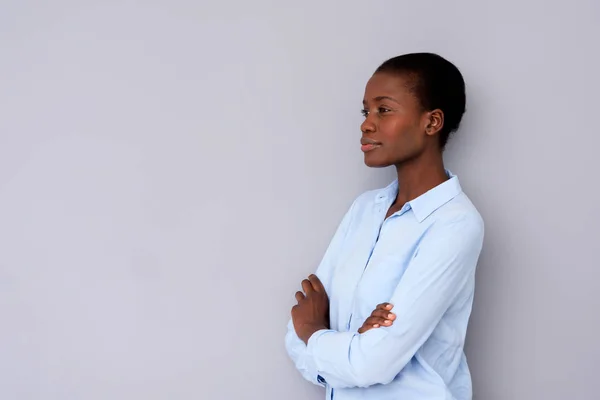 Portræt Selvsikker Afrikansk Kvinde Skjorte Stående Med Arme Krydset Grå - Stock-foto
