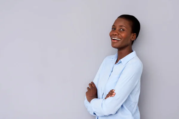 Retrato Mujer Afroamericana Feliz Pie Con Los Brazos Cruzados Contra — Foto de Stock