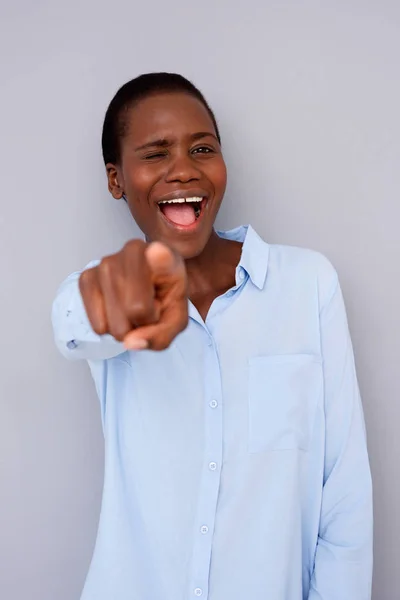 Portrét Vzrušený Černá Žena Ukazující Prst Vpředu Smíchem Mrkl Šedém — Stock fotografie